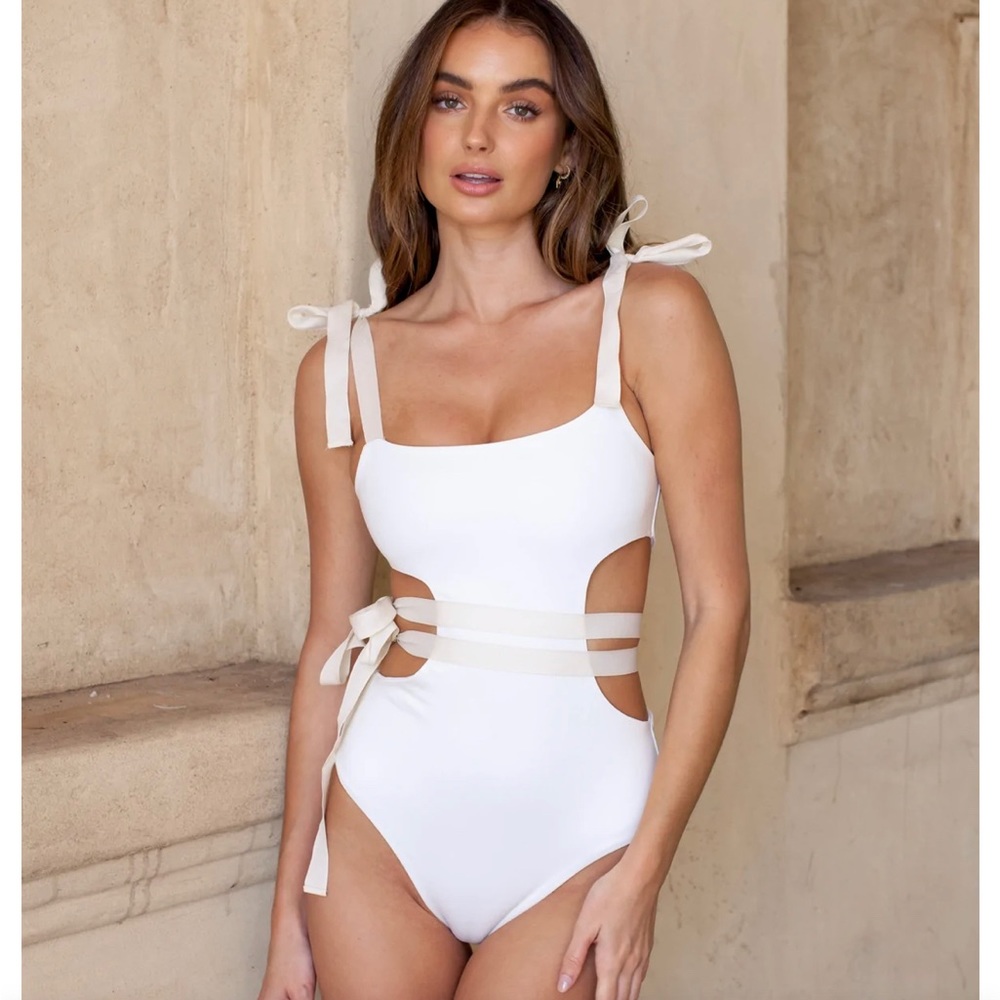 Divino Seas Catalina de Medicci / Ivory - One Piece Size XS